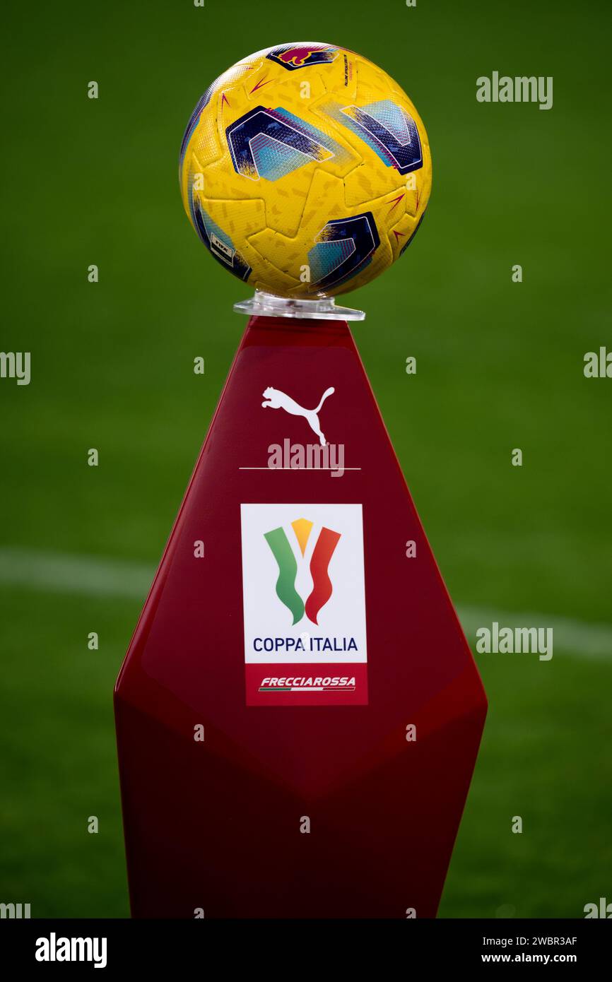 Turin, Italie. 11 janvier 2024. Le ballon officiel de Serie A Puma 'Orbita' est vu sur un socle portant les logos de Puma et Coppa Italia Frecciarossa avant le match de football Coppa Italia entre la Juventus FC et Frosinone Calcio. Crédit : Nicolò Campo/Alamy Live News Banque D'Images