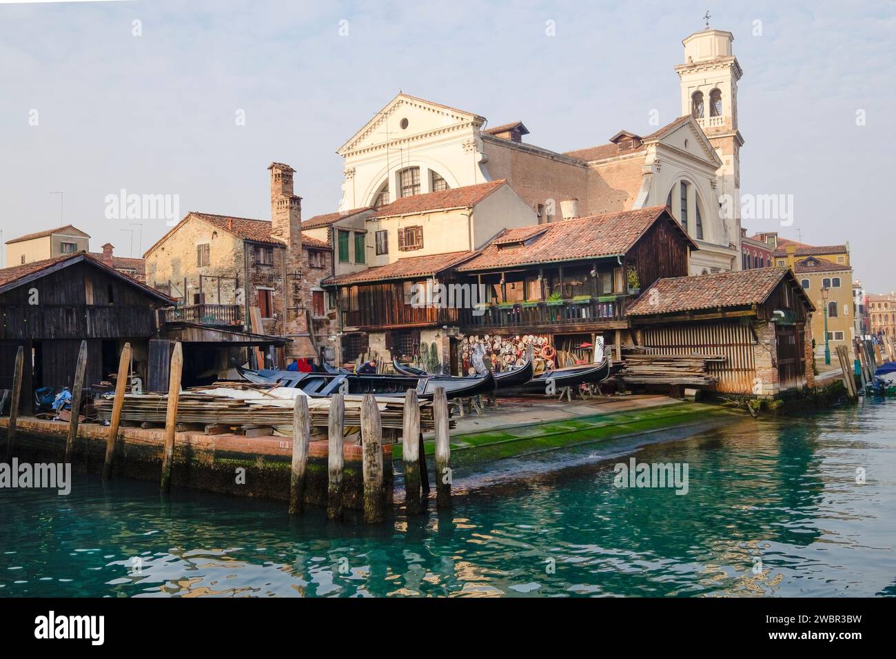 Le chantier naval Gondola (Squero San Tovaso) où les bateaux sont fabriqués et réparés, Venise, Italie Banque D'Images