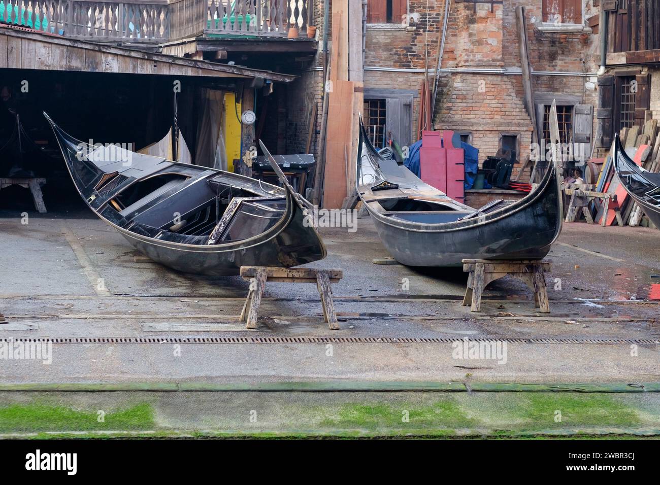 Le chantier naval Gondola (Squero San Tovaso) où les bateaux sont fabriqués et réparés, Venise, Italie Banque D'Images