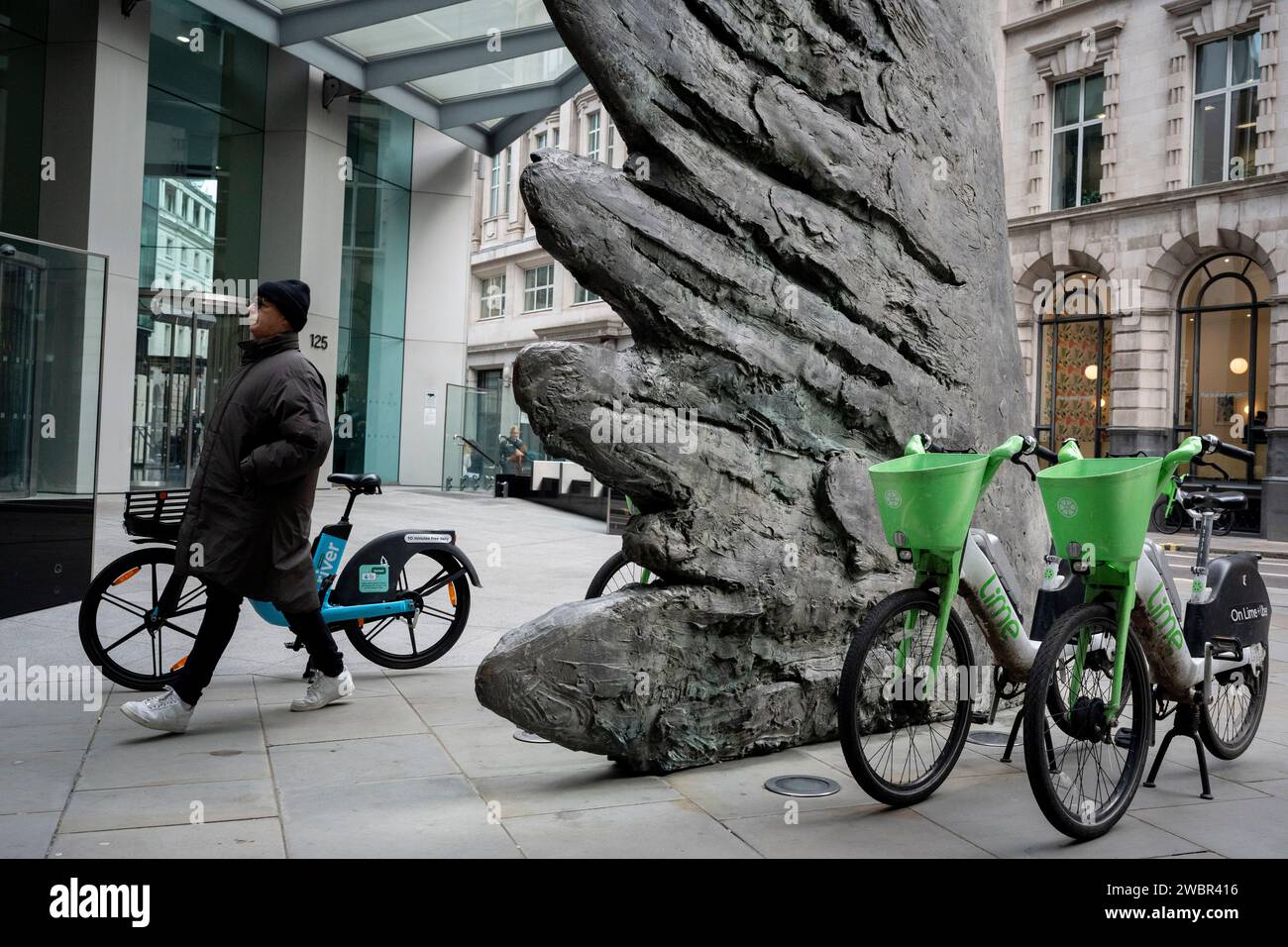 Location de chaux les vélos électroniques sont garés ensemble sous la sculpture intitulée 'City Wing' sur Threadneedle Street la rue de la City de Londres, le quartier financier de la capitale, le 11 janvier 2024, à Londres, en Angleterre. City Wing est de l'artiste Christopher le Brun. « City Wing » est une sculpture en bronze de dix mètres de haut réalisée par Christopher le Brun, président de la Royal Academy of Arts, commandée par Hammerson en 2009 et coulée par Morris Singer Art Founders, réputée pour être la plus ancienne fonderie d'art au monde. Banque D'Images
