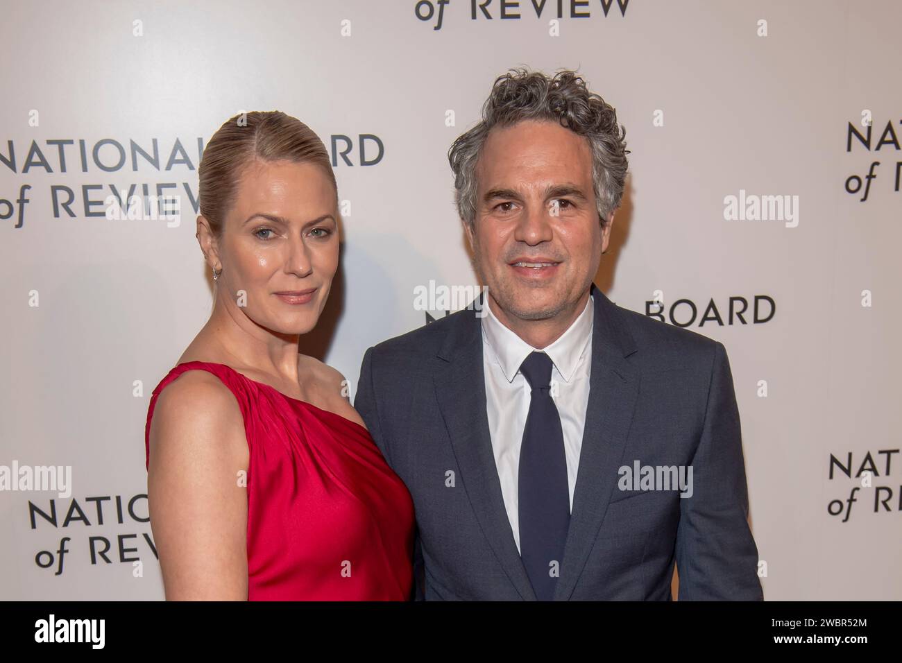 New York, États-Unis. 11 janvier 2024. (G-D) Sunrise Coigney et Mark Ruffalo assistent au gala du Conseil national de révision 2024 à Cipriani 42nd Street à New York. Crédit : SOPA Images Limited/Alamy Live News Banque D'Images