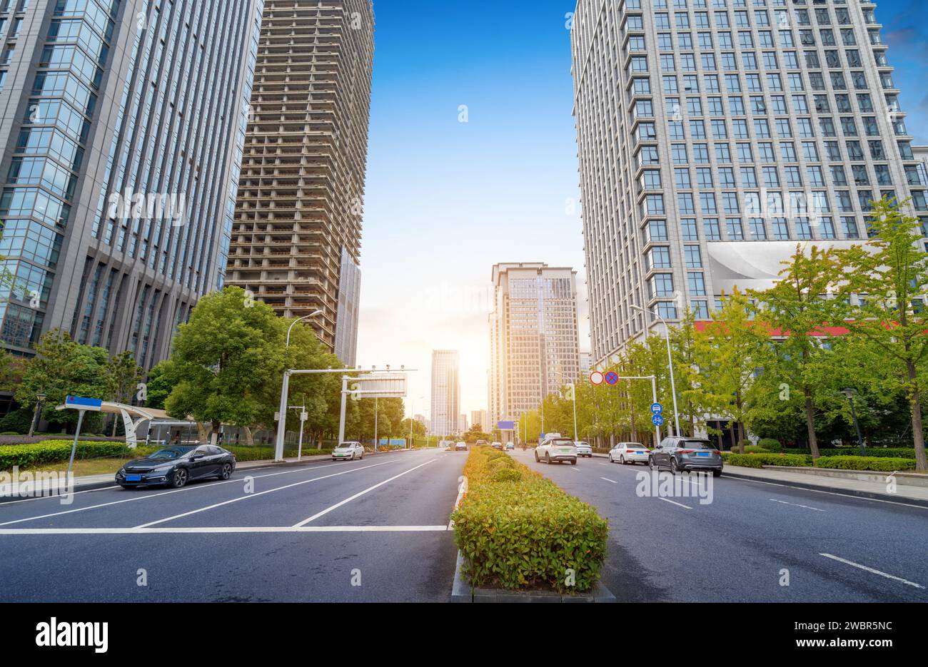 Les gratte-ciel dans le quartier financier, Wuhan, Hubei, Chine. Banque D'Images