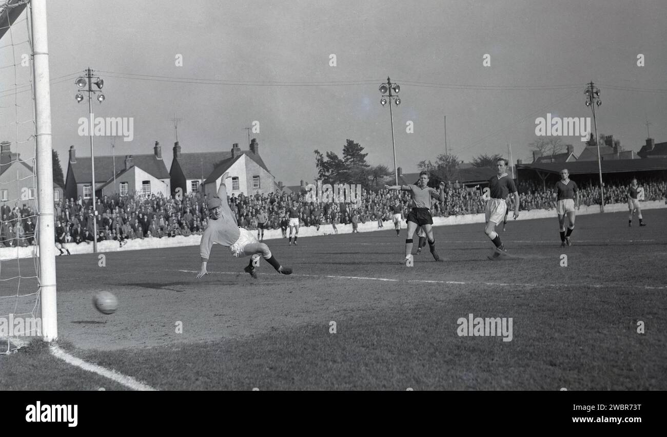 1960, historique, match de football, gardien de but battu alors que le ballon entre dans le filet dans le match d'Oxford United contre Chelmsford City au Manor Ground, Oxford, Angleterre. Formé sous le nom de Headington F. C en 1893, ils sont devenus Headington United en 1911, puis Oxford United en 1960 lorsqu'ils étaient en première division de la Southern League, qu'ils ont remporté deux saisons consécutives. En 1962, ils sont élus (promus) en quatrième division de la Ligue de football après qu'Accrington Stanley ait quitté leur poste. Banque D'Images