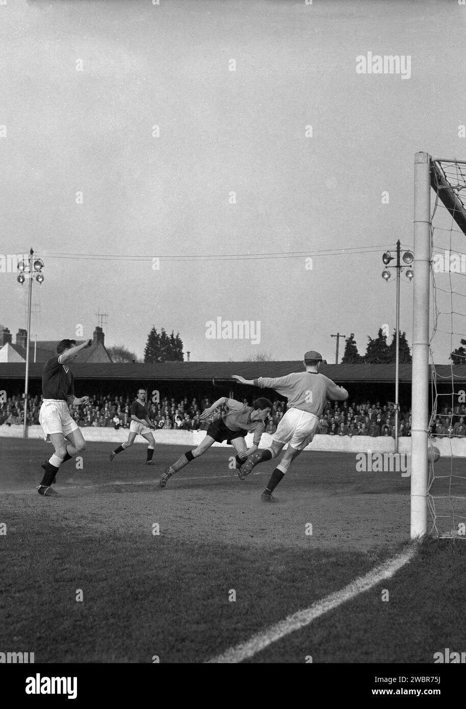 1960, historique, match de football, action de but comme Oxford United joue Chelmsford City au Manor Ground, Oxford, Angleterre. Formé sous le nom de Headington F. C en 1893, ils sont devenus Headington United en 1911, puis Oxford United en 1960 lorsqu'ils étaient en première division de la Southern League, qu'ils ont remporté deux saisons consécutives. En 1962, ils sont élus (promus) en quatrième division de la Ligue de football après qu'Accrington Stanley ait quitté leur poste. Banque D'Images