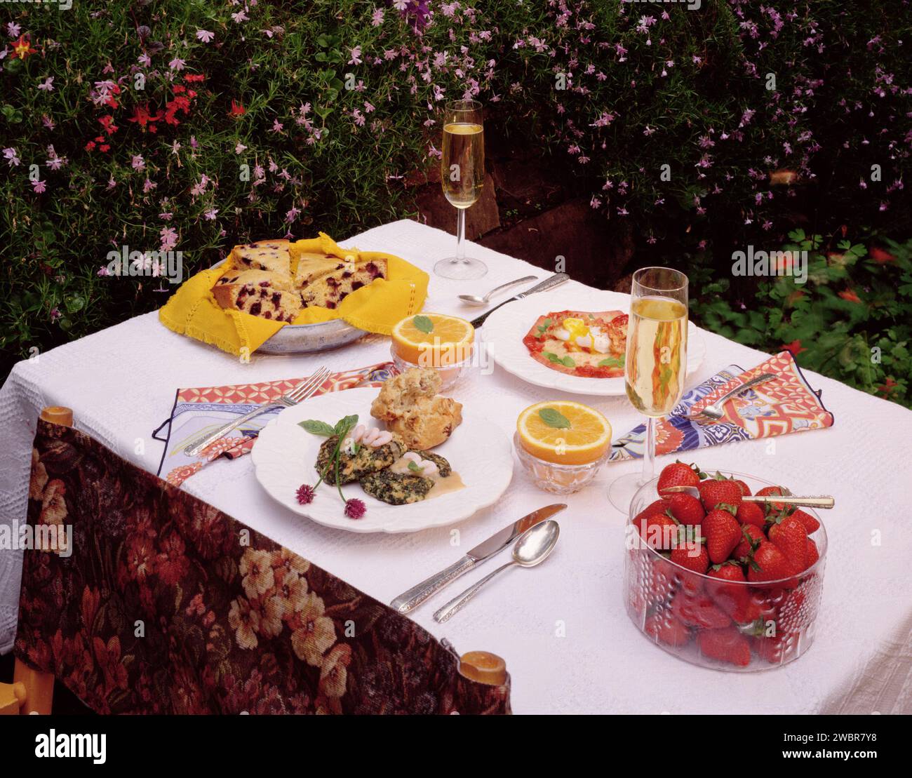 Table avec nourriture pour deux - extérieur Banque D'Images