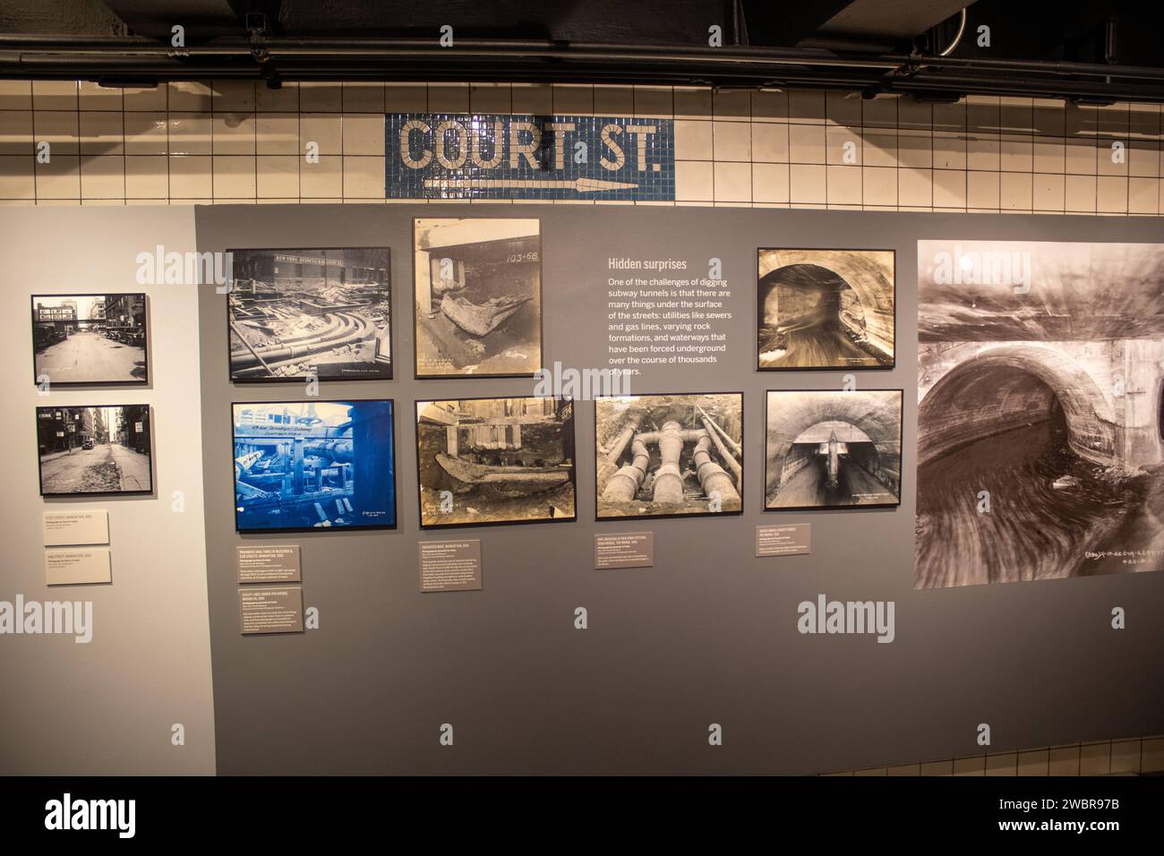 Le panneau 'court Street' sur un mur avec des photos vintage à la station de métro New York Banque D'Images