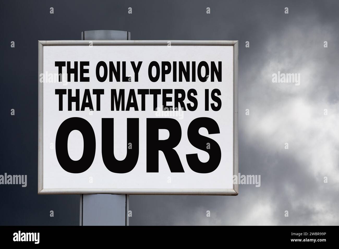 Gros plan sur un panneau d'affichage blanc contre un ciel orageux avec le message "la seule opinion qui compte est la nôtre" écrit en noir au milieu. Banque D'Images Gros plan sur un panneau d'affichage blanc contre un ciel orageux avec le message "la seule opinion qui compte est la nôtre" écrit en noir au milieu. Banque D'Images