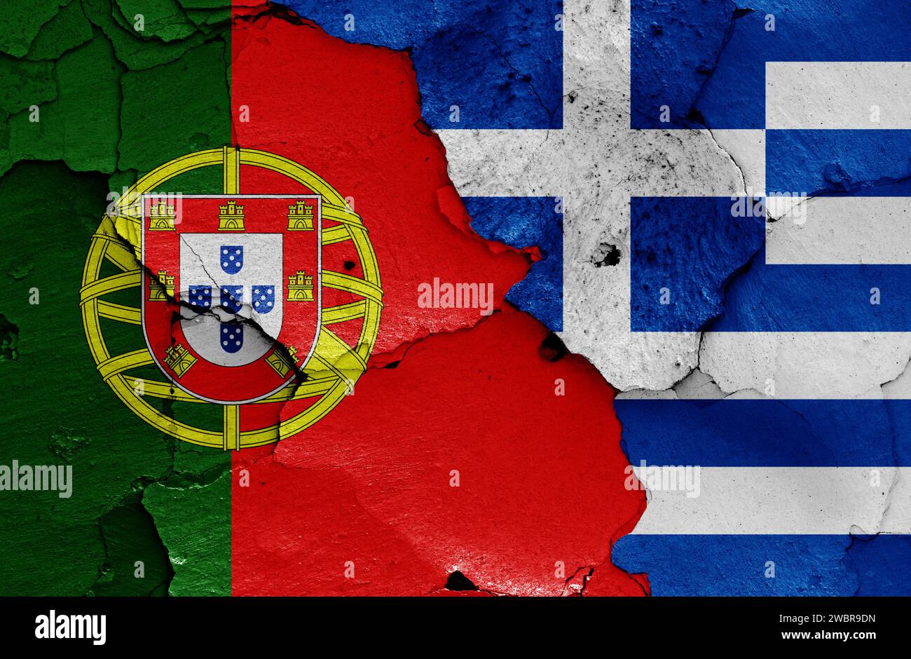 Drapeaux du Portugal et de la Grèce peints sur mur fissuré Banque D'Images