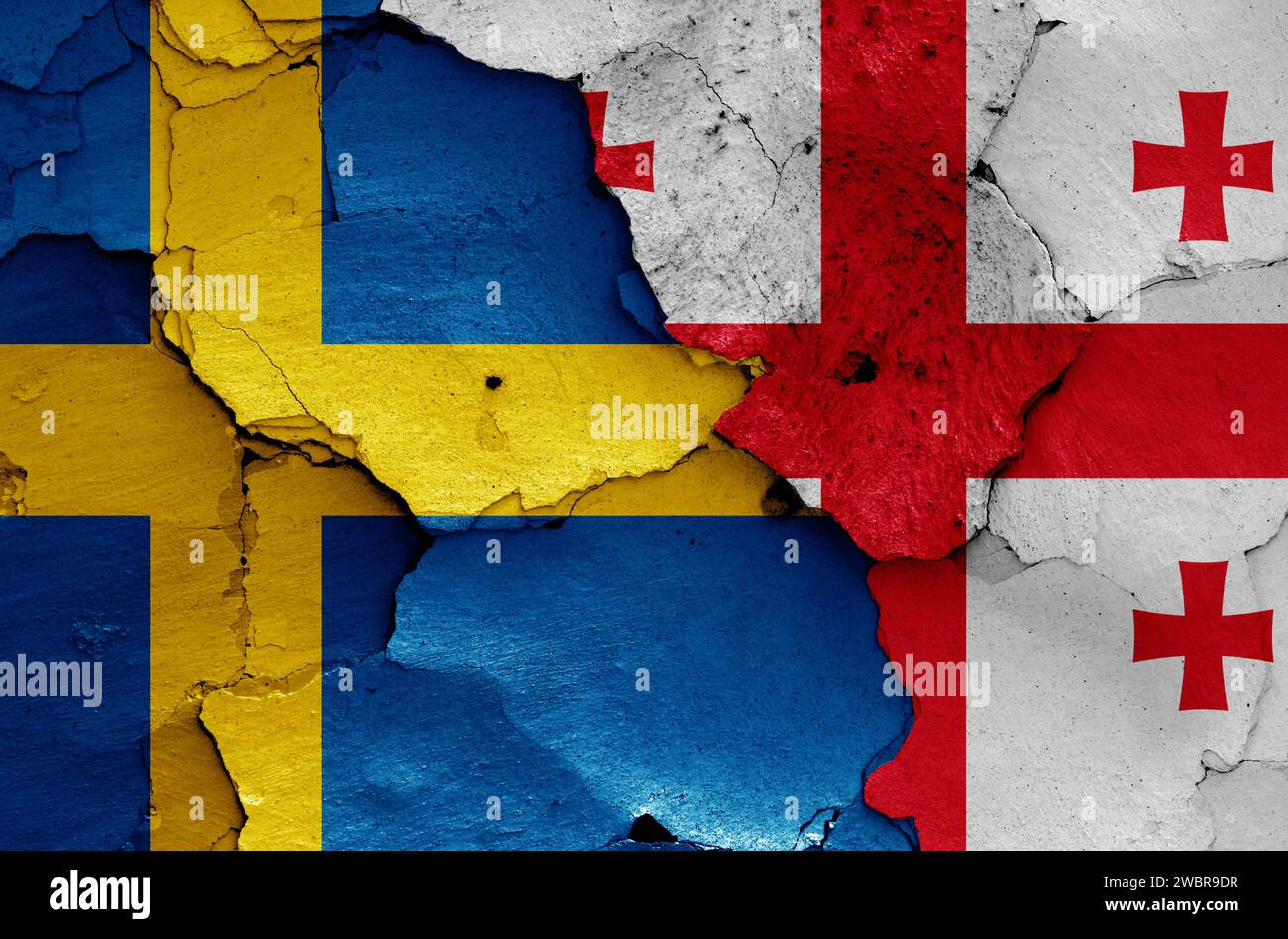 Drapeaux de Suède et de Géorgie peints sur mur fissuré Banque D'Images