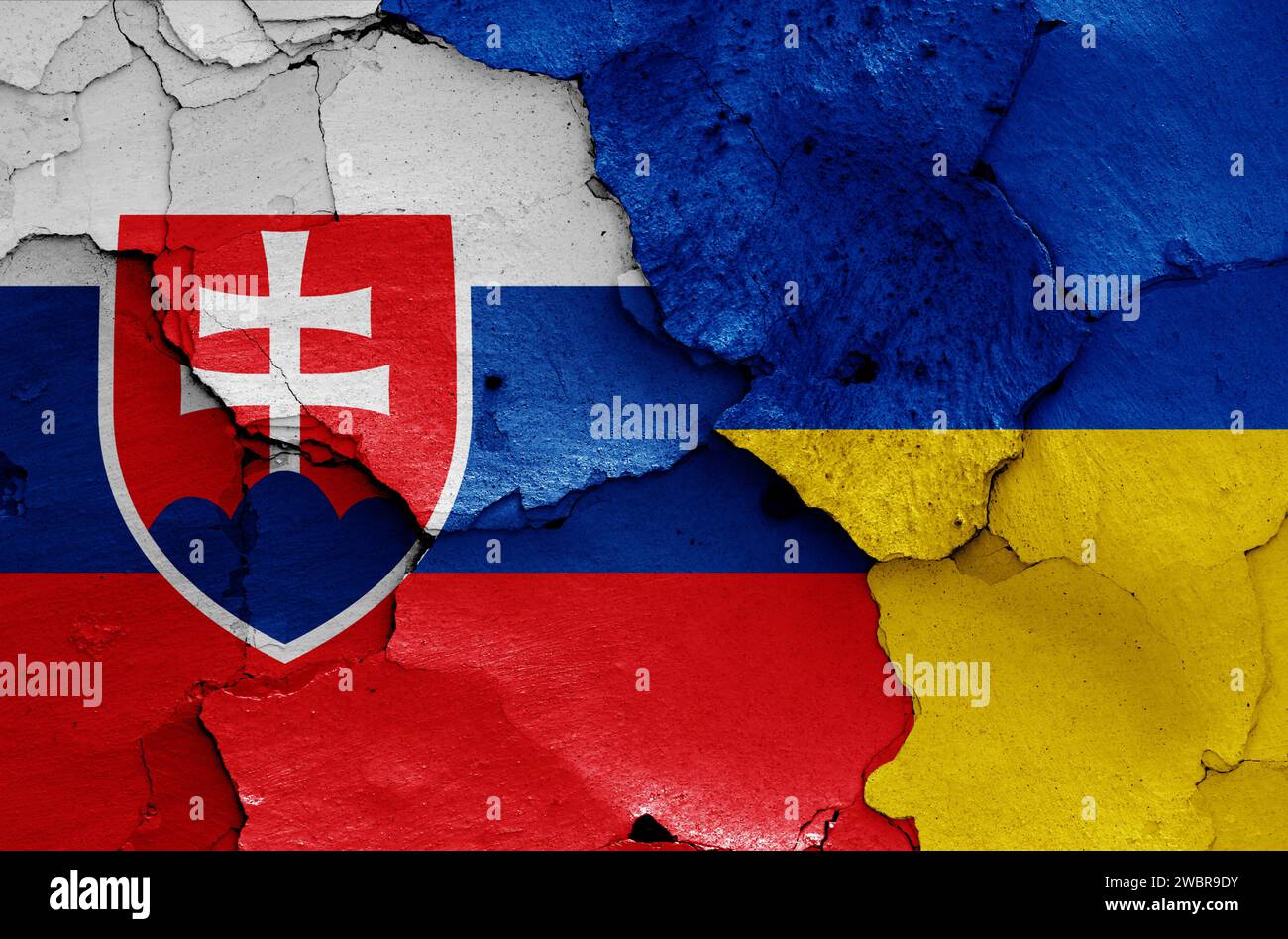Drapeaux de Slovaquie et d'Ukraine peints sur mur fissuré Banque D'Images