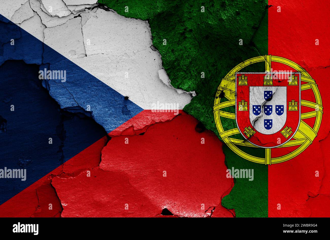 Drapeaux de la Tchéquie et du Portugal peints sur le mur fissuré Banque D'Images