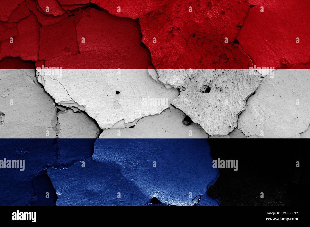 Drapeaux des pays-Bas et du Yémen peints sur un mur fissuré Banque D'Images