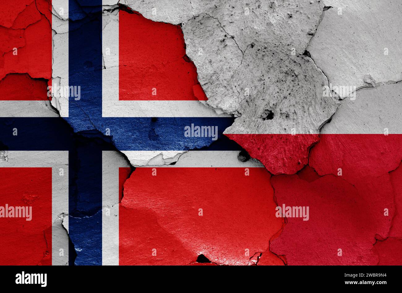 Drapeaux de Norvège et de Pologne peints sur mur fissuré Banque D'Images