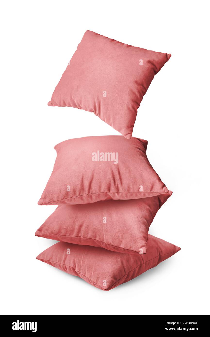 Pile d'oreillers rouges isolés sur fond blanc. Pile de coussins décoratifs pour dormir et se reposer, intérieur de la maison, décoration de la maison. Banque D'Images