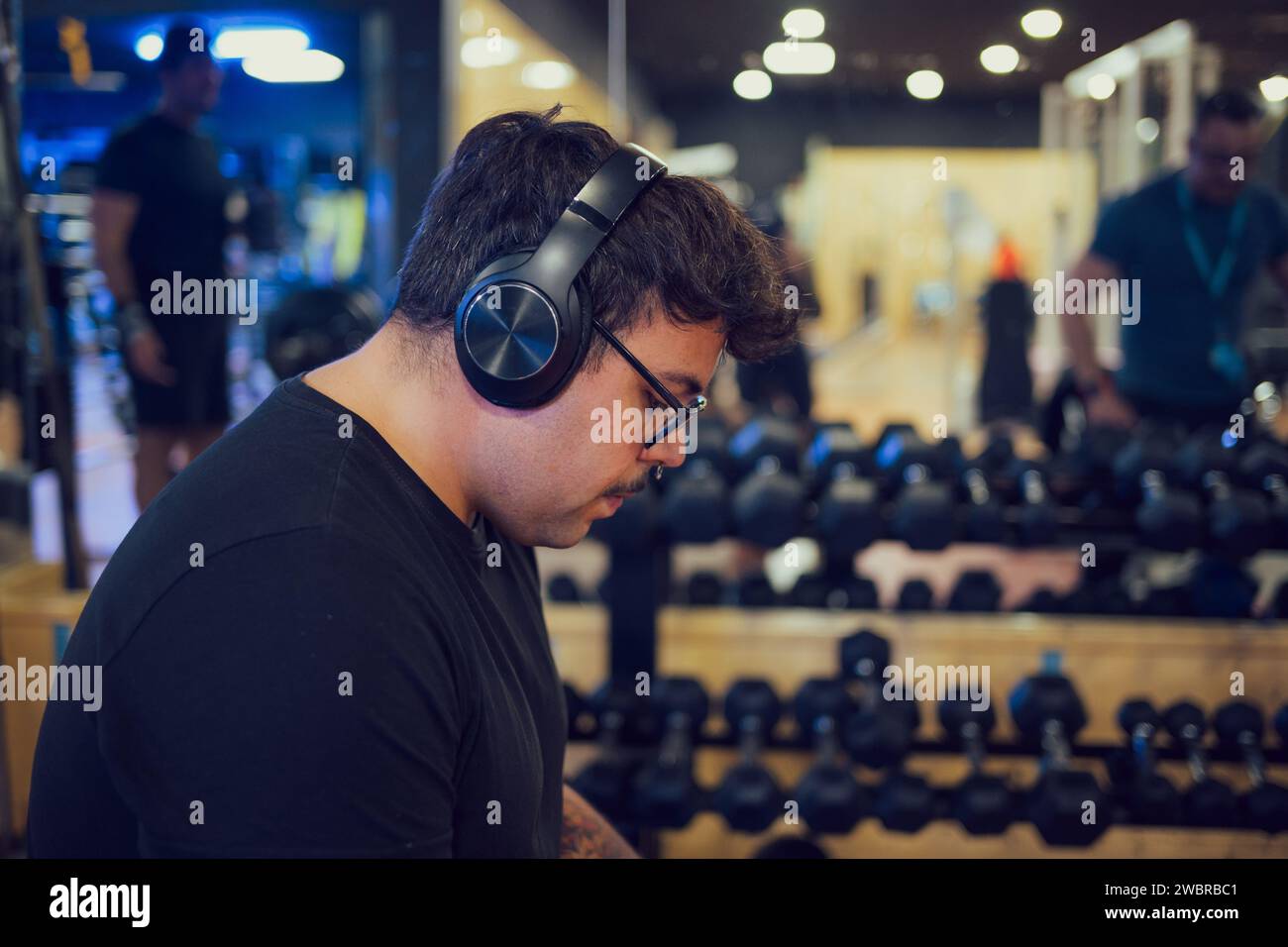 Portrait d'un homme s'entraînant et écoutant de la musique dans une salle de gym Banque D'Images