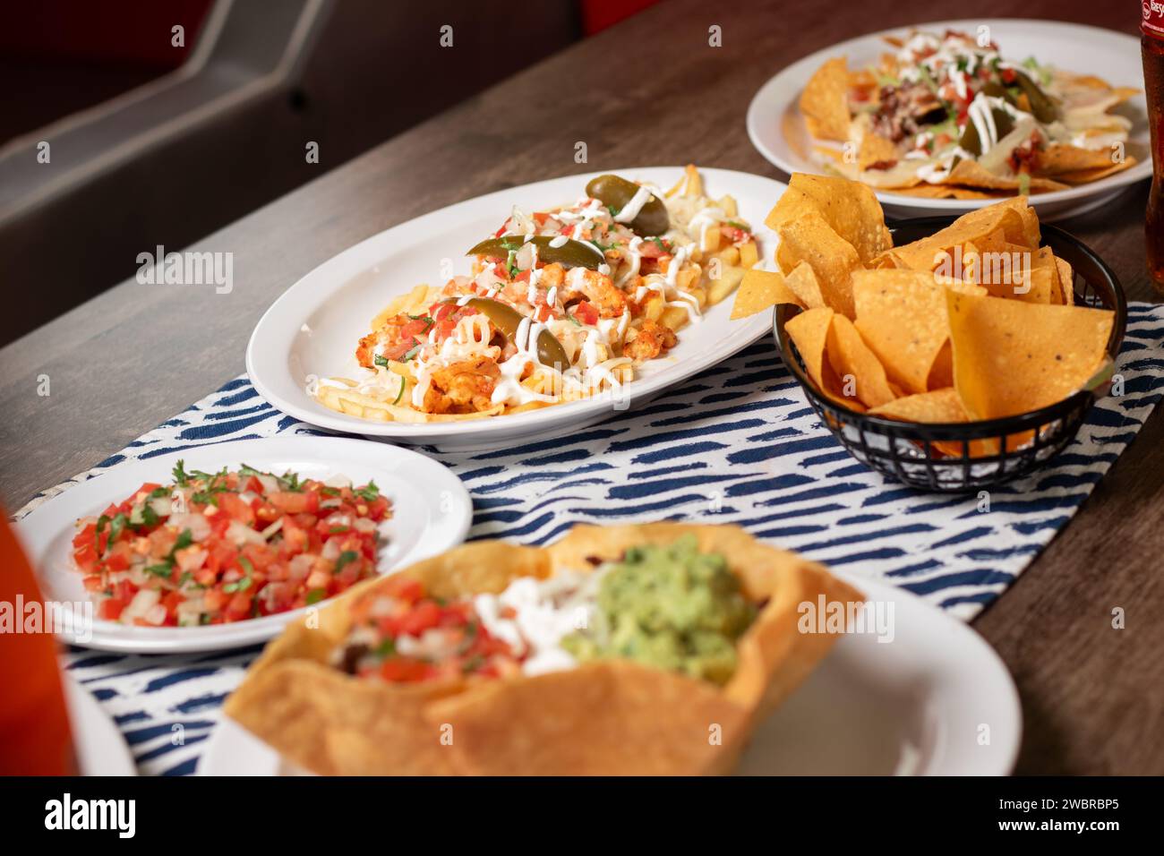 Nachos, frites Carne Asada, Pico de gallo et salade de Taco Banque D'Images