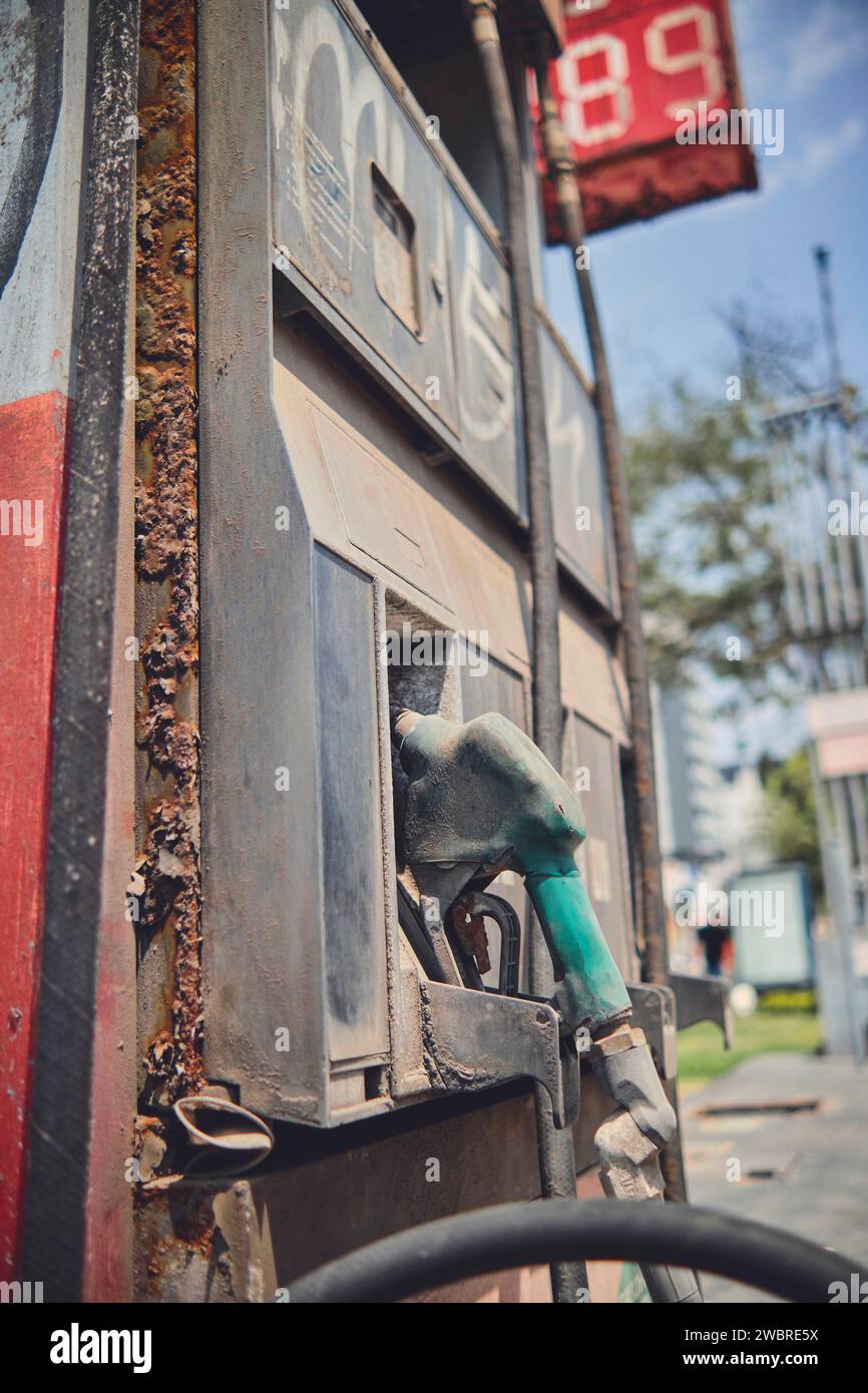 Station de combustible fossile, essence, obsolète en raison de nouvelles avancées dans les voitures avec l'énergie verte, Banque D'Images