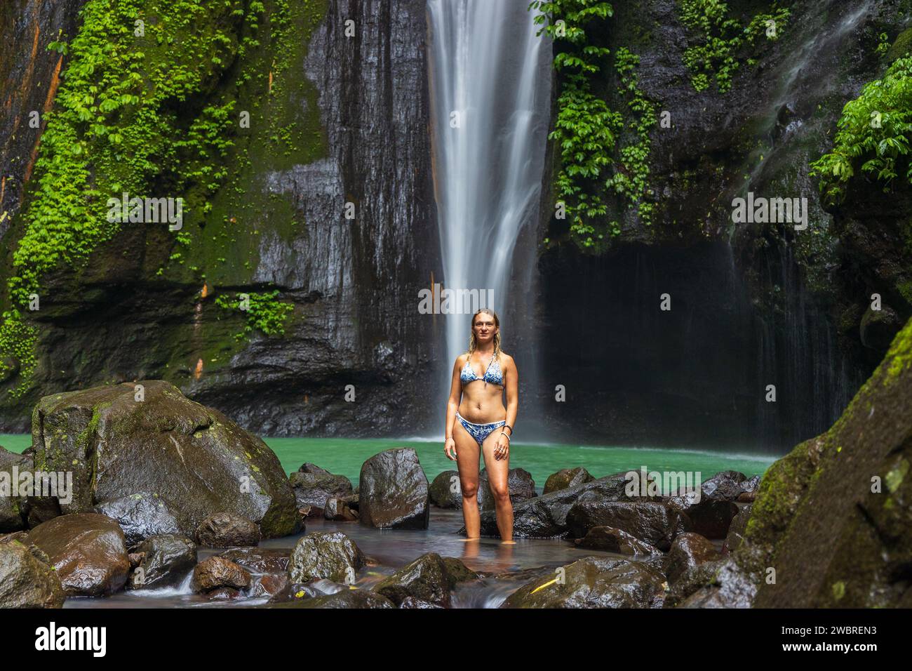 Une jeune femme en maillot de bain pose à Hidden Waterfall près de Sekumpul, île de Bali, Indonésie Banque D'Images