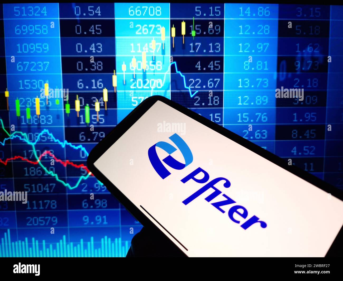 KONSKIE, Pologne - 03 janvier 2024 : logo de la société pharmaceutique Pfizer affiché sur l'écran du téléphone portable Banque D'Images