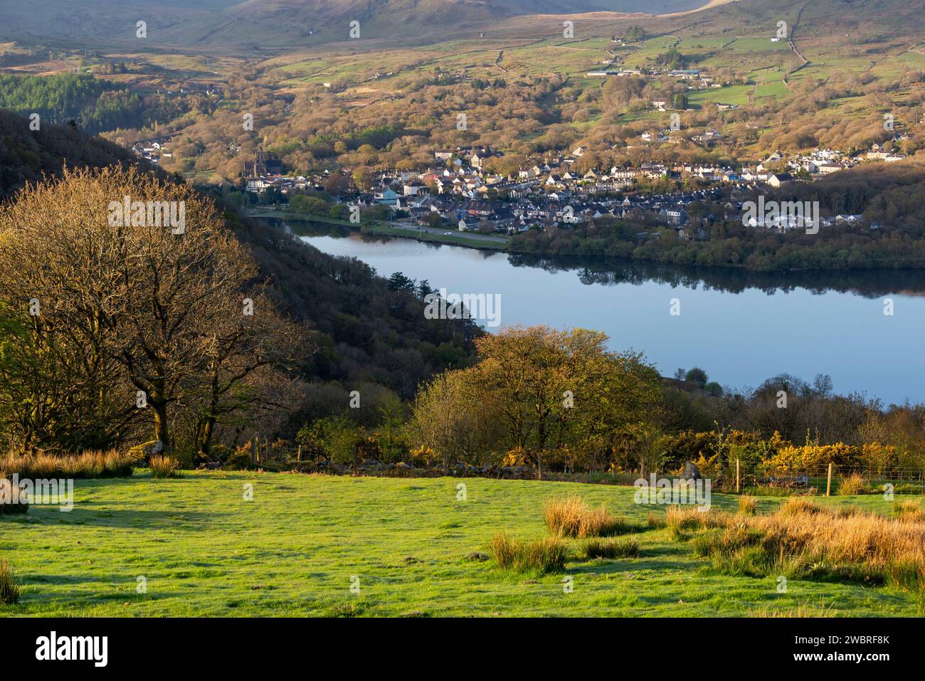 Vue sur Llanberis et Llyn Padarn depuis la colline près de Dinorwic dans le parc national de Snowdonia, au nord du pays de Galles. Banque D'Images