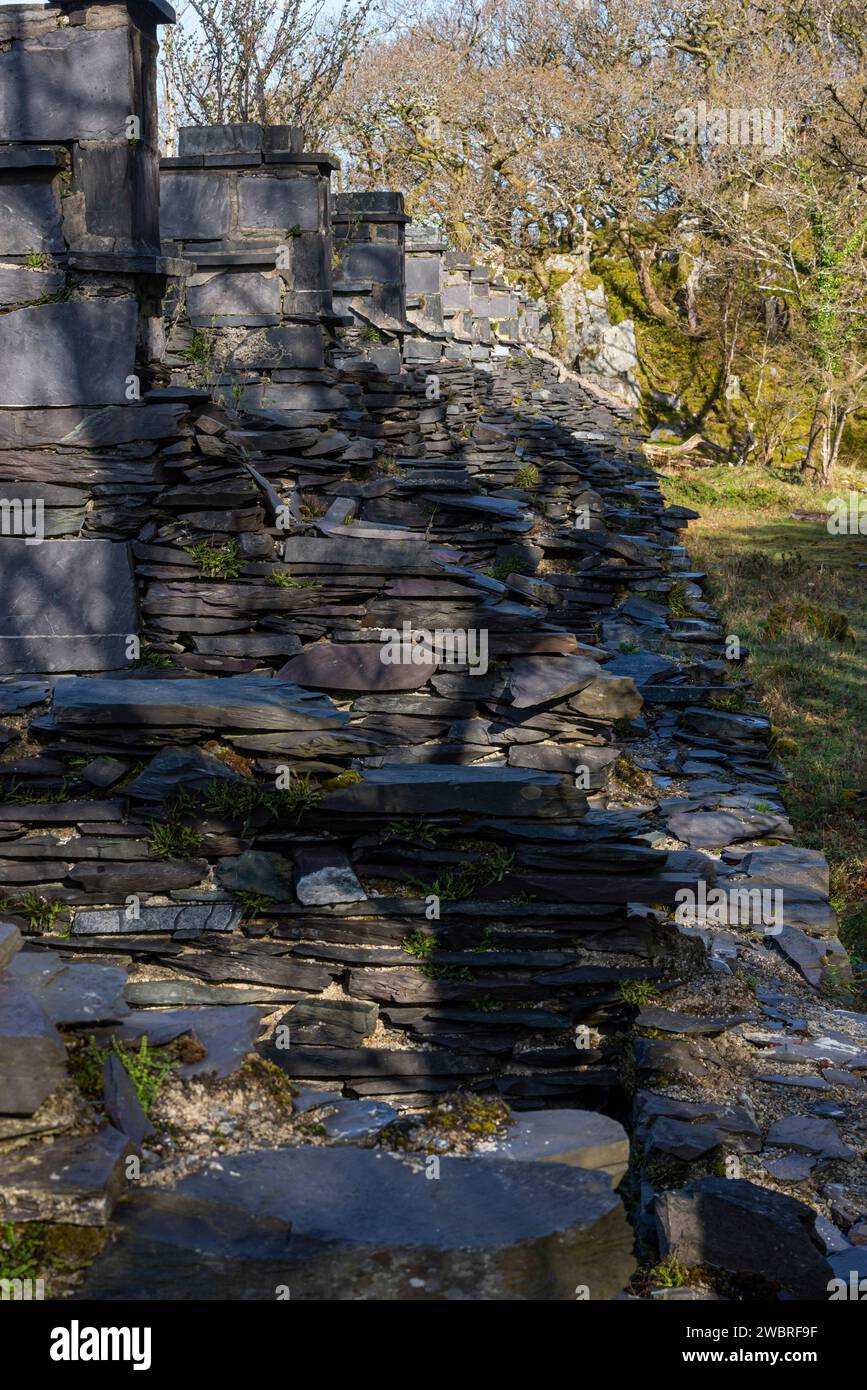 Les ruines de la caserne Anglesey à Dinorwig Quarry à Llanberis dans les montagnes du parc national de Snowdonia, au pays de Galles. Banque D'Images