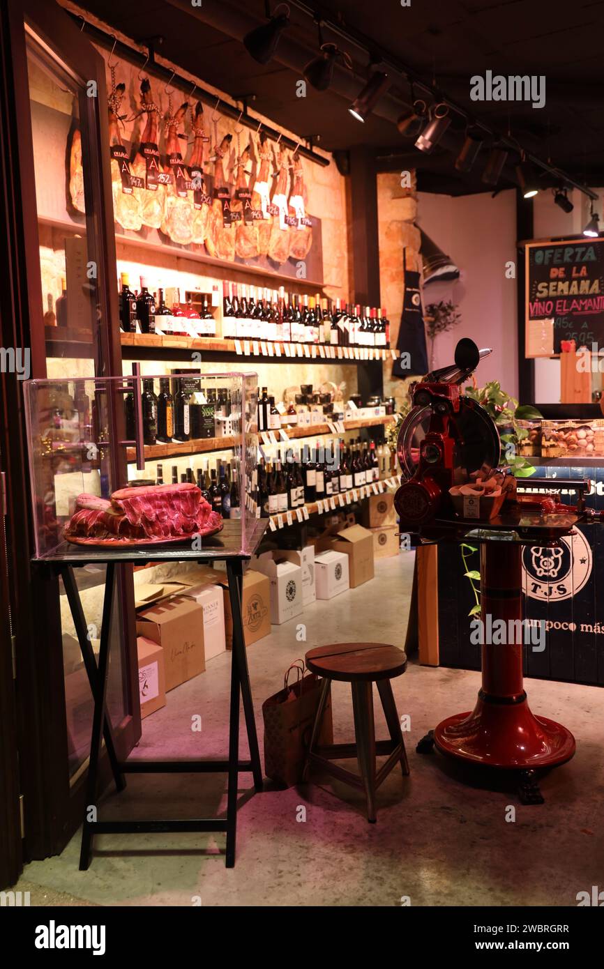 Salamanca.The Golden City, Spain.Interior d'une épicerie fine avec des produits locaux et traditionnels - hors de la Plaza Mayor. La vie nocturne à Salamanque. Personne. Banque D'Images