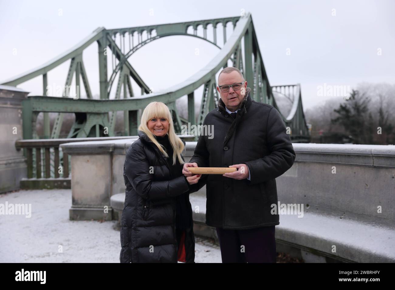 Iris Spranger SPD, Innensenatorin Berlin übergibt den symbolischen Staffelstab der Innenministerkonferenz an Michael Stübgen CDU, Innenminister Brandenburg an der Glienicker Brücke in Potsdam, 12. Januar 2024. Brandenburg übernimmt den Vorsitz der Innenministerkonferenz *** Iris Spranger SPD, sénateur de l'intérieur Berlin remet le bâton symbolique de la Conférence des ministres de l'intérieur à Michael Stübgen CDU, ministre de l'intérieur Brandebourg au pont Glienicke à Potsdam, janvier 12, 2024 Brandebourg prend la présidence de la Conférence des ministres de l'intérieur Banque D'Images