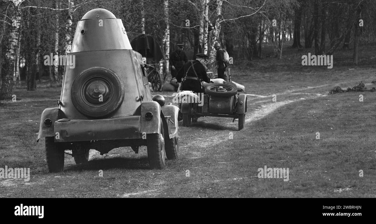 Véhicule de combat blindé russe soviétique et troupes soviétiques sur motos avec sidecars. Automobile soviétique de la Seconde Guerre mondiale. Noir et blanc Banque D'Images