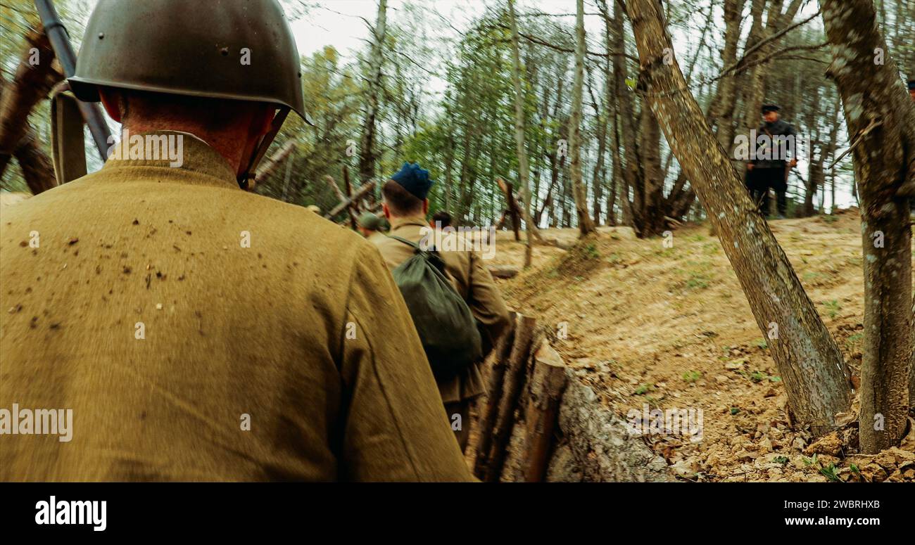 Reconstruction des batailles Seconde Guerre mondiale. Des réacteurs habillés en soldats russes soviétiques prennent des positions de combat dans les tranchées. Défense de position Banque D'Images