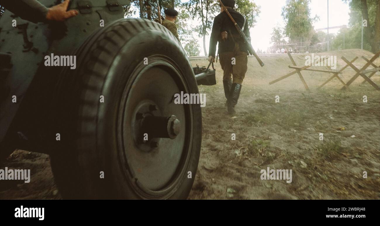 Préparation de la reconstitution historique. Groupe de réacteurs habillés en soldats russes d'infanterie soviétique de l'Armée rouge de la Seconde Guerre mondiale sont déplacés Soviet 45mm Banque D'Images