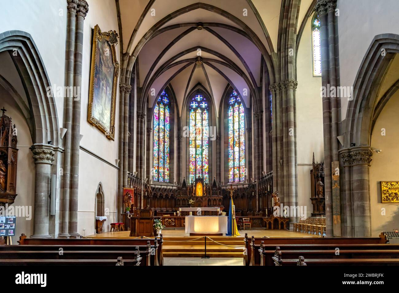 Innenraum der Römisch-katholischen Kirche St-Grégoire oder St. Gregor in Ribeauville, Elsass, Frankreich | Église catholique romaine St Gregory interi Banque D'Images