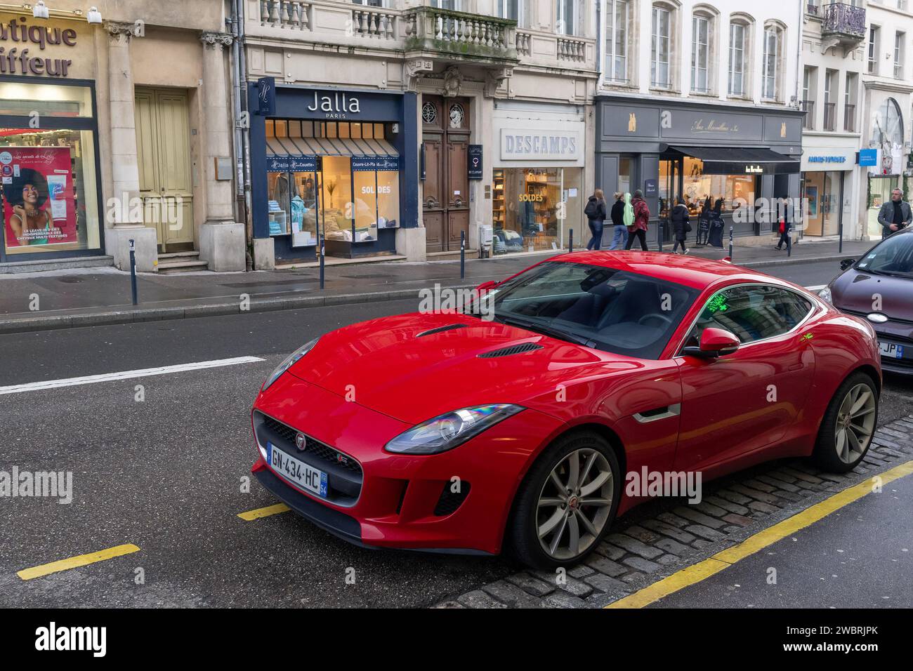 Nancy, France - Jaguar F-Type S rouge garée dans la rue. Banque D'Images