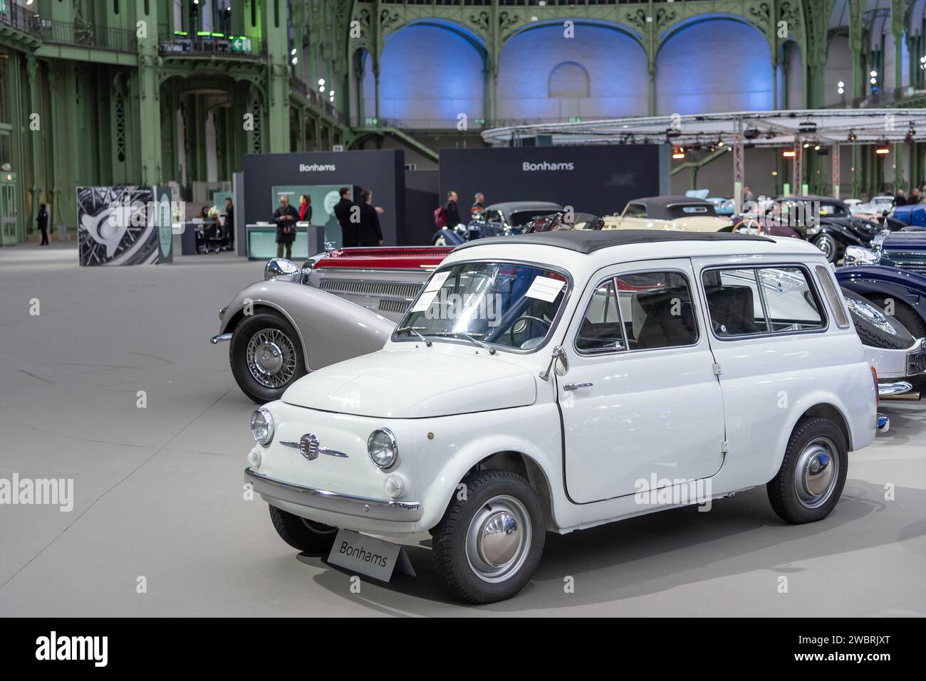 Vente Bonhams 2020 au Grand Palais à Paris. Focus sur une voiture blanche FIAT Autobianchi 500 Giardiniera Estate car 1972. N° de châssis 120 274604. Banque D'Images
