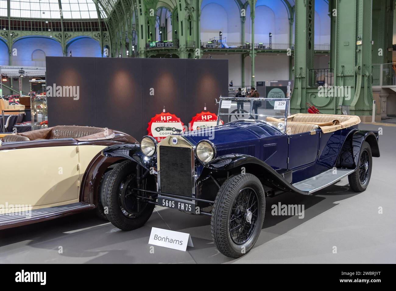 Paris, France - Bonhams 2020 vente au Grand Palais à Paris. Focus sur une Lancia Lambda 1928 à châssis long Torpedo bleue. N° de châssis 21286. Banque D'Images