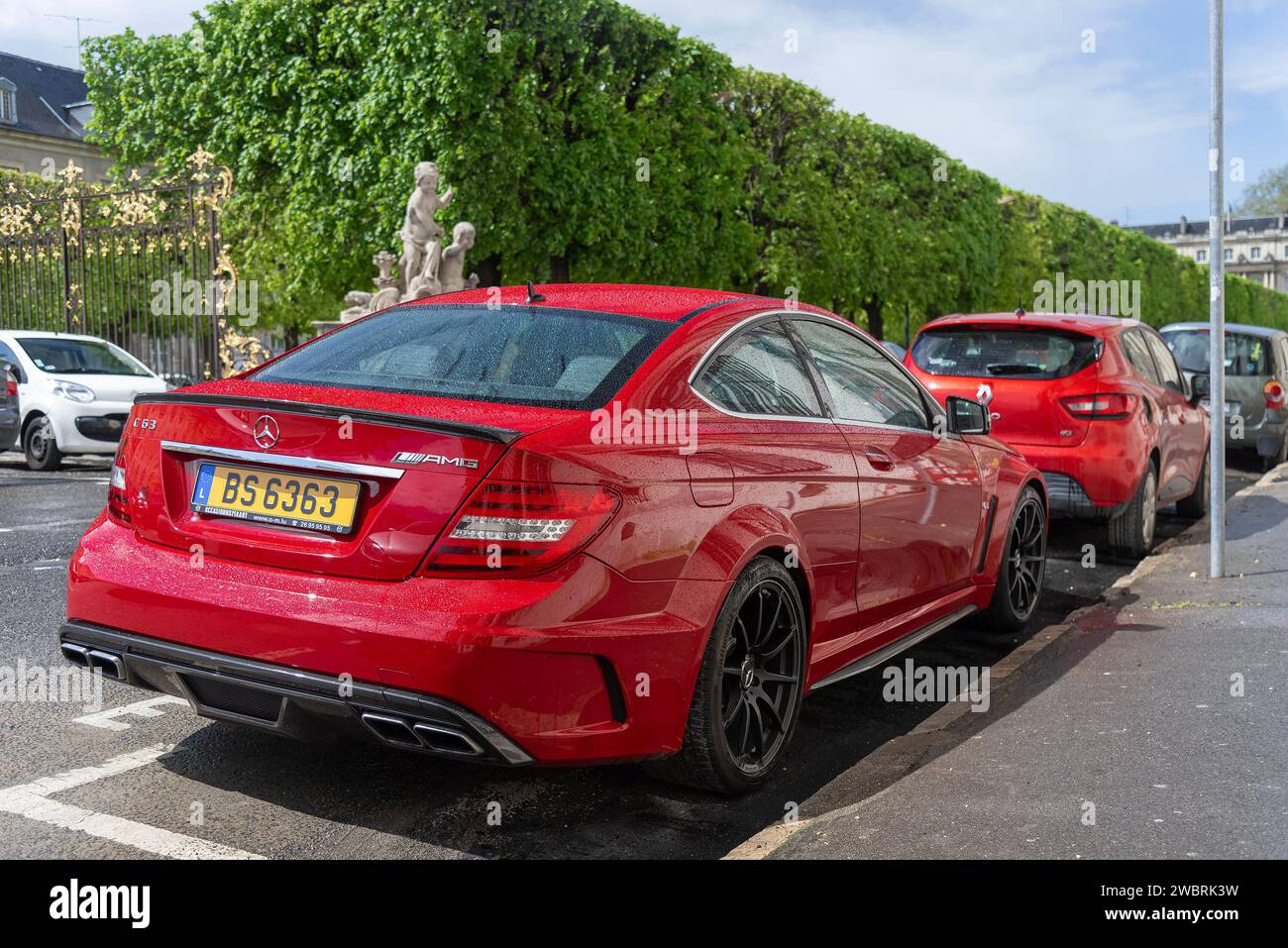 Nancy, France - Rouge Mercedes-Benz C63 AMG coupé Black Series garé dans une rue de la place carrière. Banque D'Images