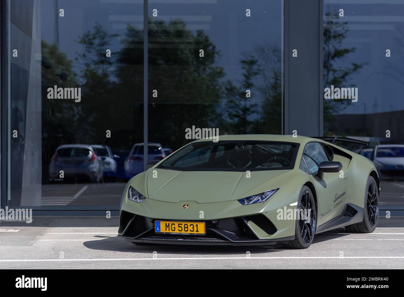 Luxembourg ville, Luxembourg - Matte vert militaire Lamborghini Huracán performante garé dans une rue. Banque D'Images