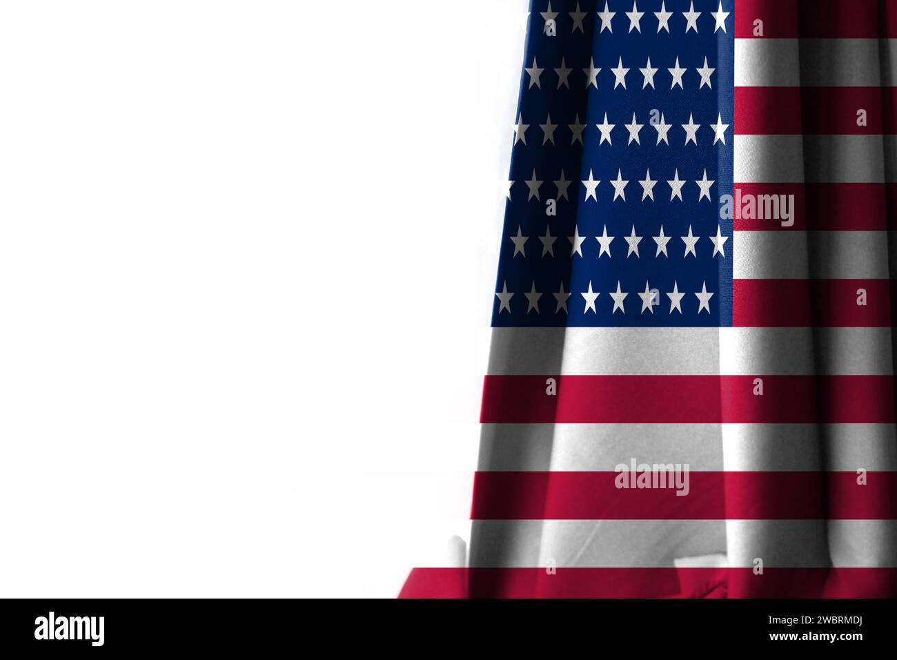 Mise au point sélective, drapeau textile de rideau ondulé américain avec espace de copie pour votre texte ou image et illustration 3D de fond blanc Banque D'Images