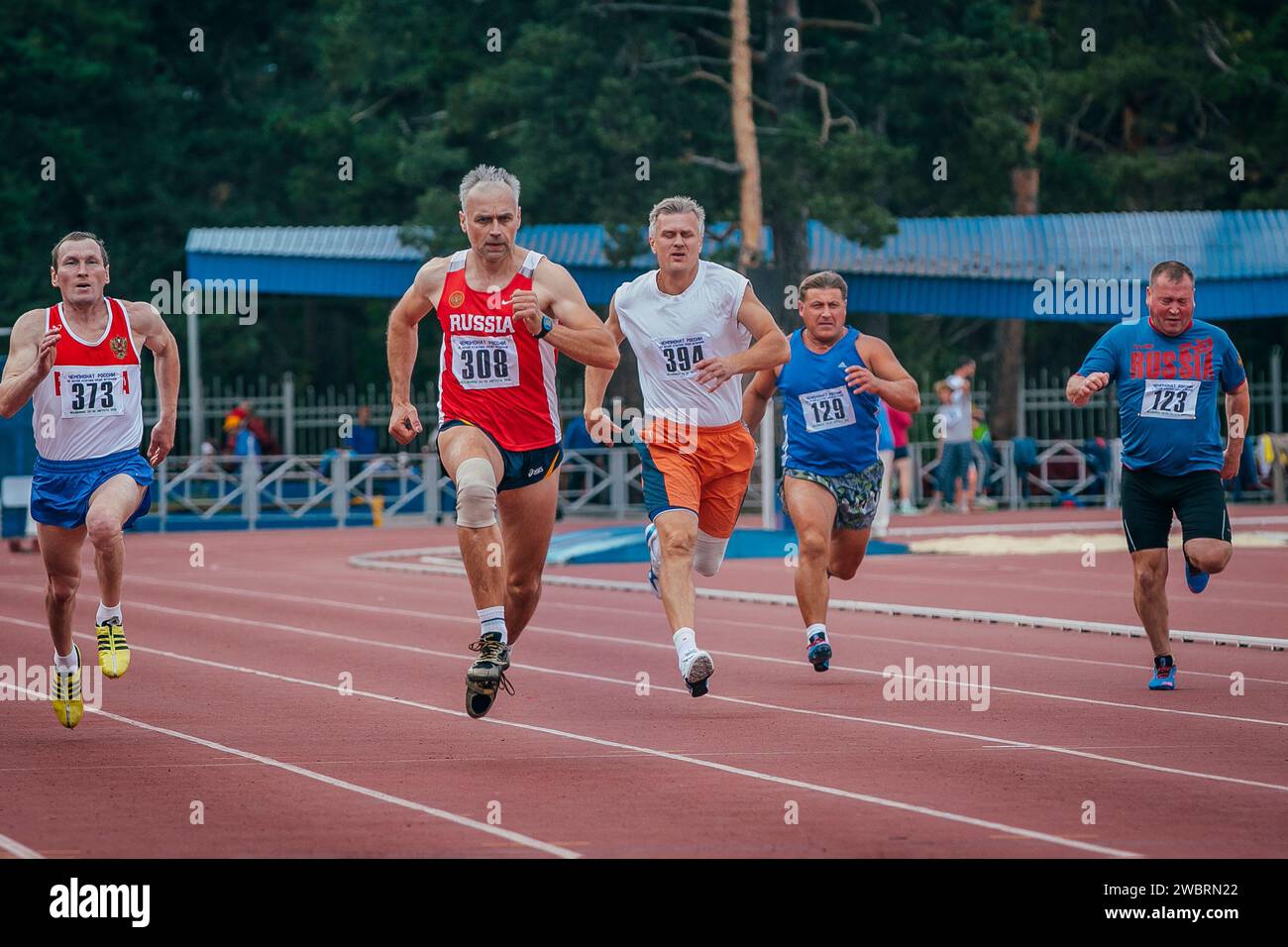 Chelyabinsk, Russie - 28 août 2015 : coureurs de groupe athlètes 60 ans course à pied dans les maîtres athlétisme compétition d'été Banque D'Images