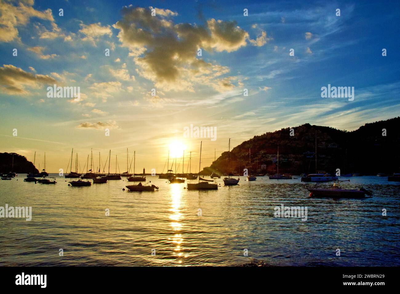 Vue panoramique de Port Andratx pendant l'heure bleue Banque D'Images
