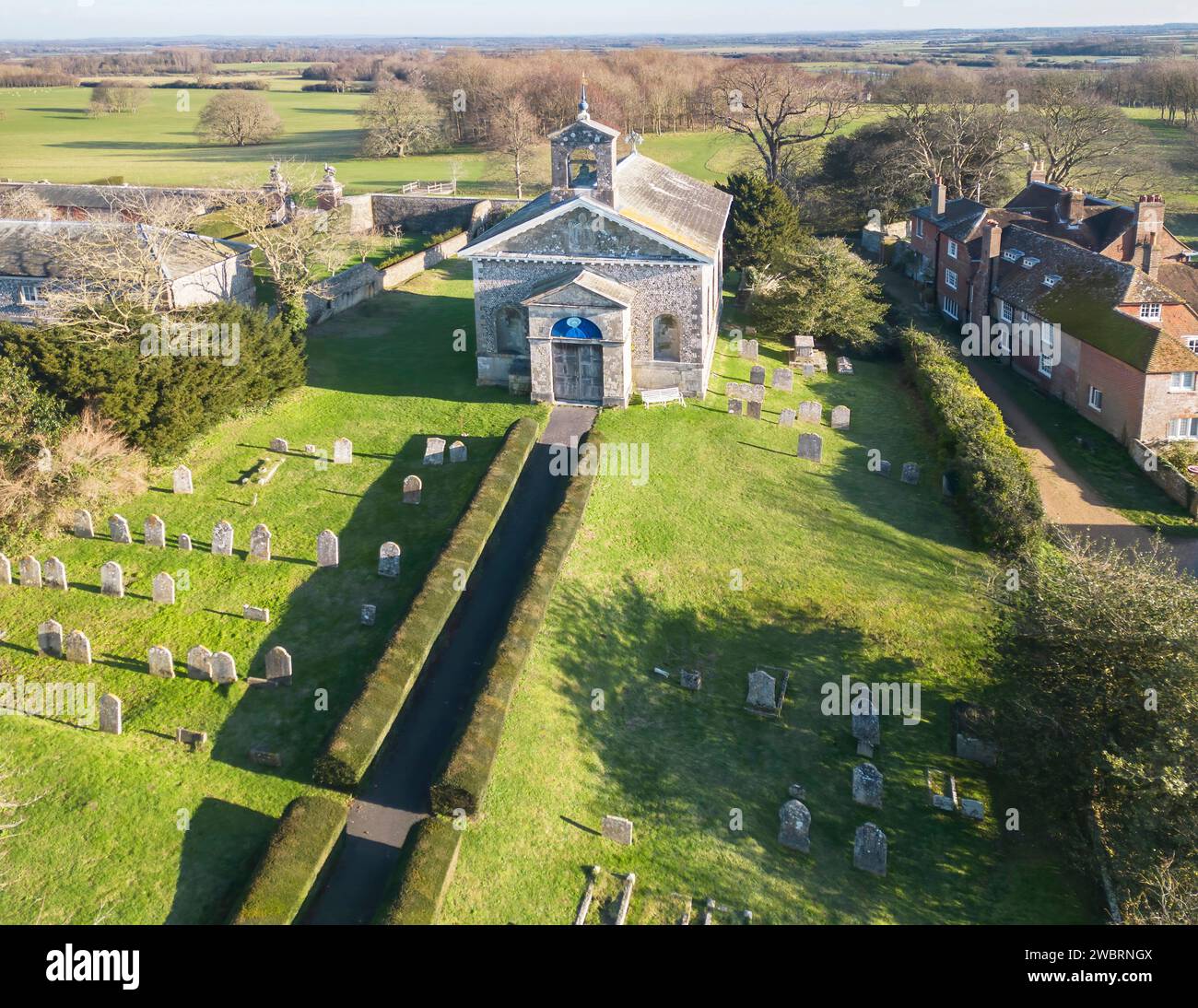 Vue aérienne de St marys l'église vierge à Glynde sur le sud de Downs East Sussex Banque D'Images