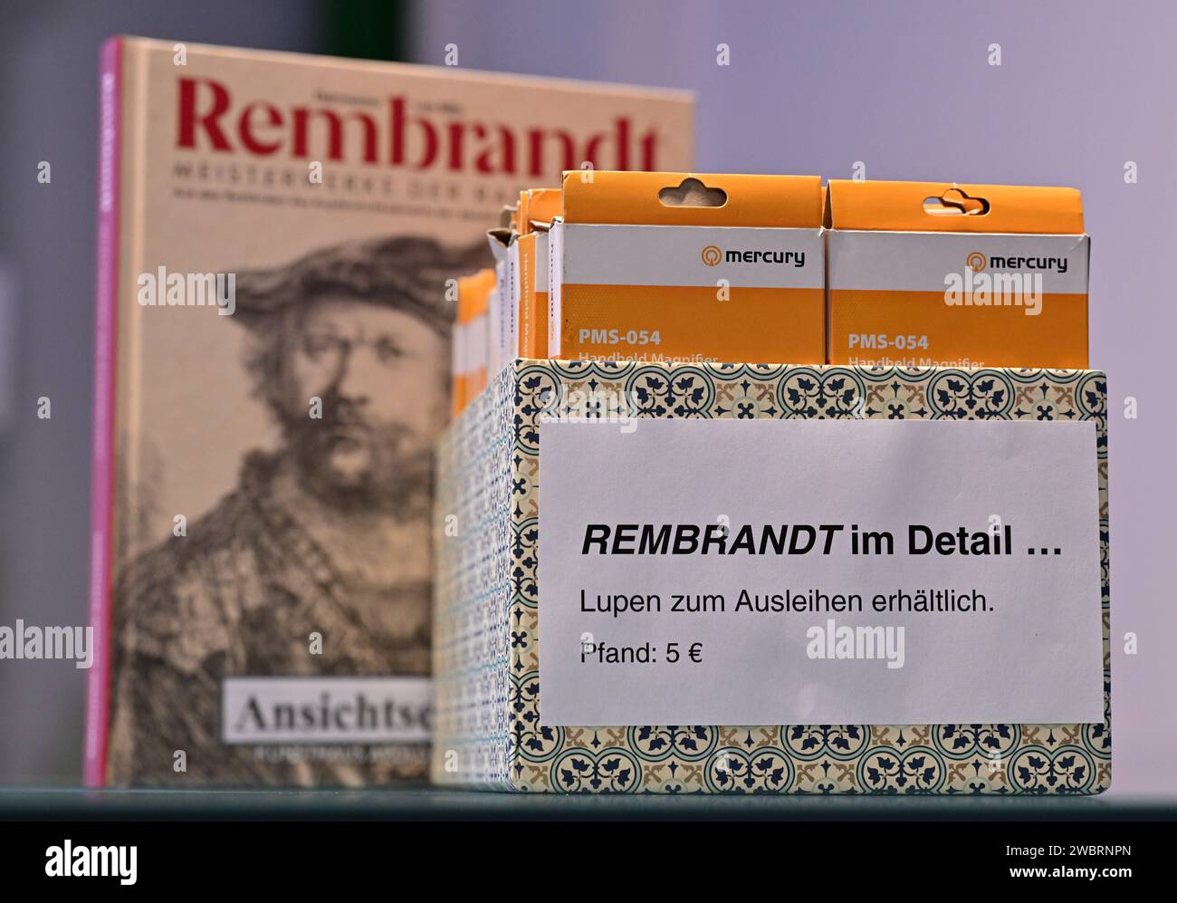 12 janvier 2024, Thuringe, Apolda : des loupes pour voir les détails des eaux-fortes de l'artiste baroque néerlandais Rembrandt van Rijn (1606-1669) sont disponibles à emprunter à l'exposition 'Rembrandt - chefs-d'œuvre de gravure' au Kunsthaus Apolda Avantgarde. Y seront exposées 77 œuvres, dont principalement des gravures de Rembrandt. L'exposition est rendue possible grâce à des prêts du Kupferstichkabinett à l'Académie des Beaux-Arts de Vienne et est prévue du 14 janvier au 28 avril 2024. Photo : Martin Schutt/dpa - ATTENTION : à usage éditorial uniquement dans le cadre d'un reportage actuel sur le site Banque D'Images
