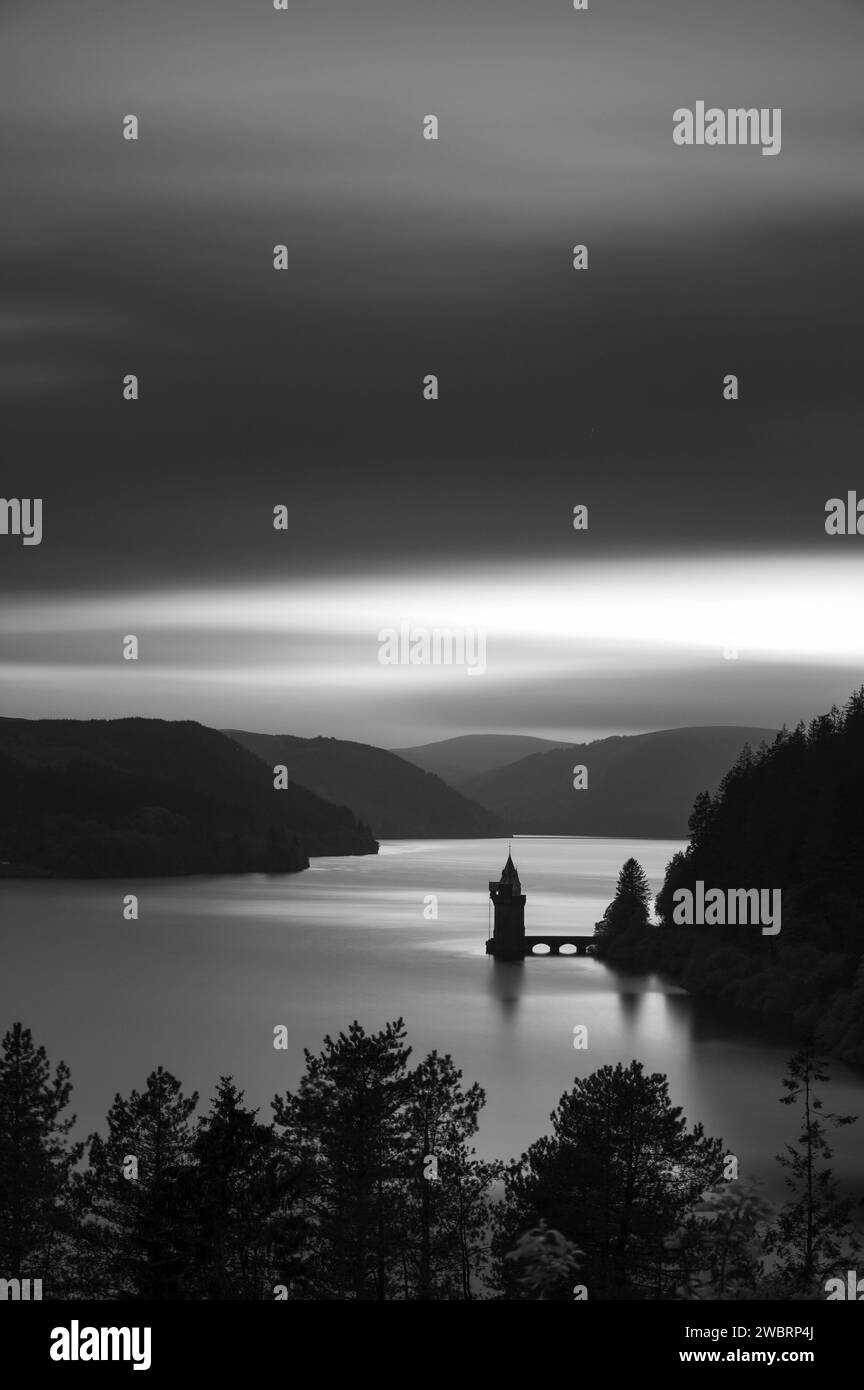 Exposition longue, noir et blanc, du lac Vyrnwy, au centre du pays de Galles. Il y a une station de pompage faisant saillie dans le lac, whcih est entouré de luxuriants, verts Banque D'Images