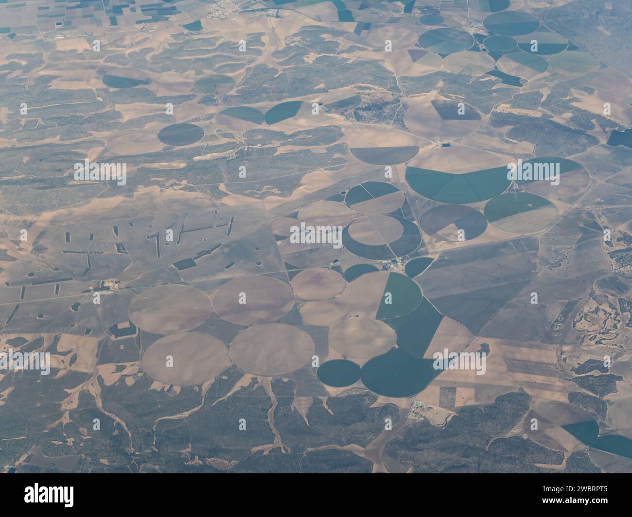 Champs circulaires centre pivot système d'irrigation en Andalousie Espagne, modèle géométrique dans l'agriculture, changement climatique Banque D'Images