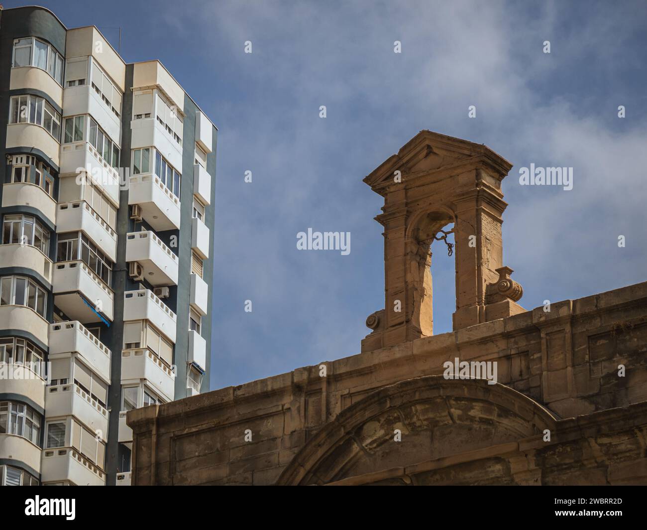 Vue sur un hôtel moderne et une ancienne chapelle historique la capilla del puerto de Malaga, contraste historique, Málaga, Andalousie, Espagne Banque D'Images