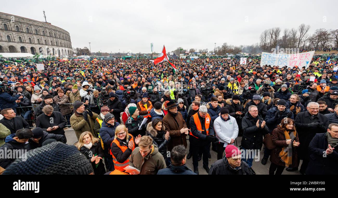 Nuremberg, Allemagne. 12 janvier 2024. De nombreux agriculteurs participent à un rassemblement d'associations d'agriculteurs contre les plans d'austérité du gouvernement fédéral. Le rassemblement fait partie d'actions de protestation nationales et vise à lutter contre la réduction des avantages fédéraux pour le diesel agricole et les véhicules agricoles. Crédit : Daniel Karmann/dpa/Alamy Live News Banque D'Images