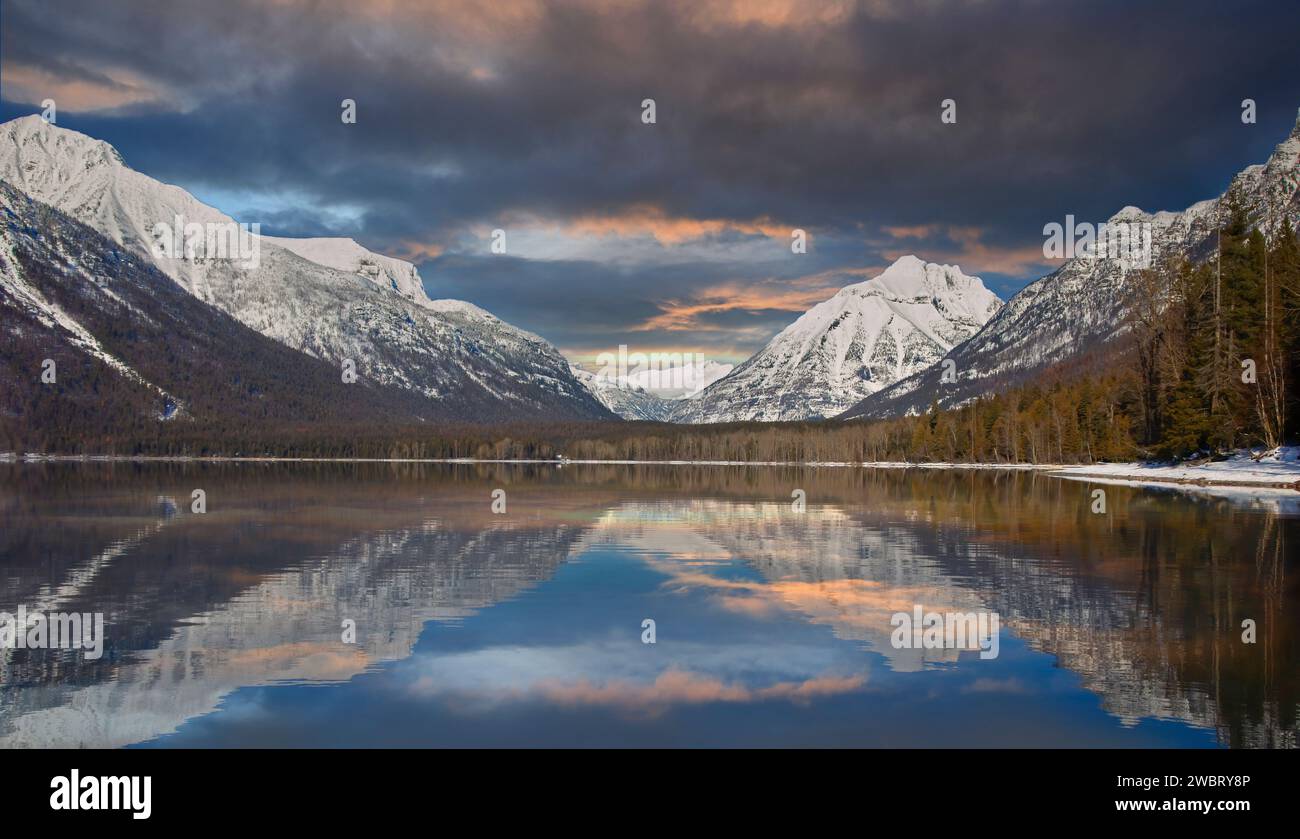Lac McDonald, montagnes se reflétant dans l'eau, hiver dans Glacier National Park, Montana, USA Banque D'Images