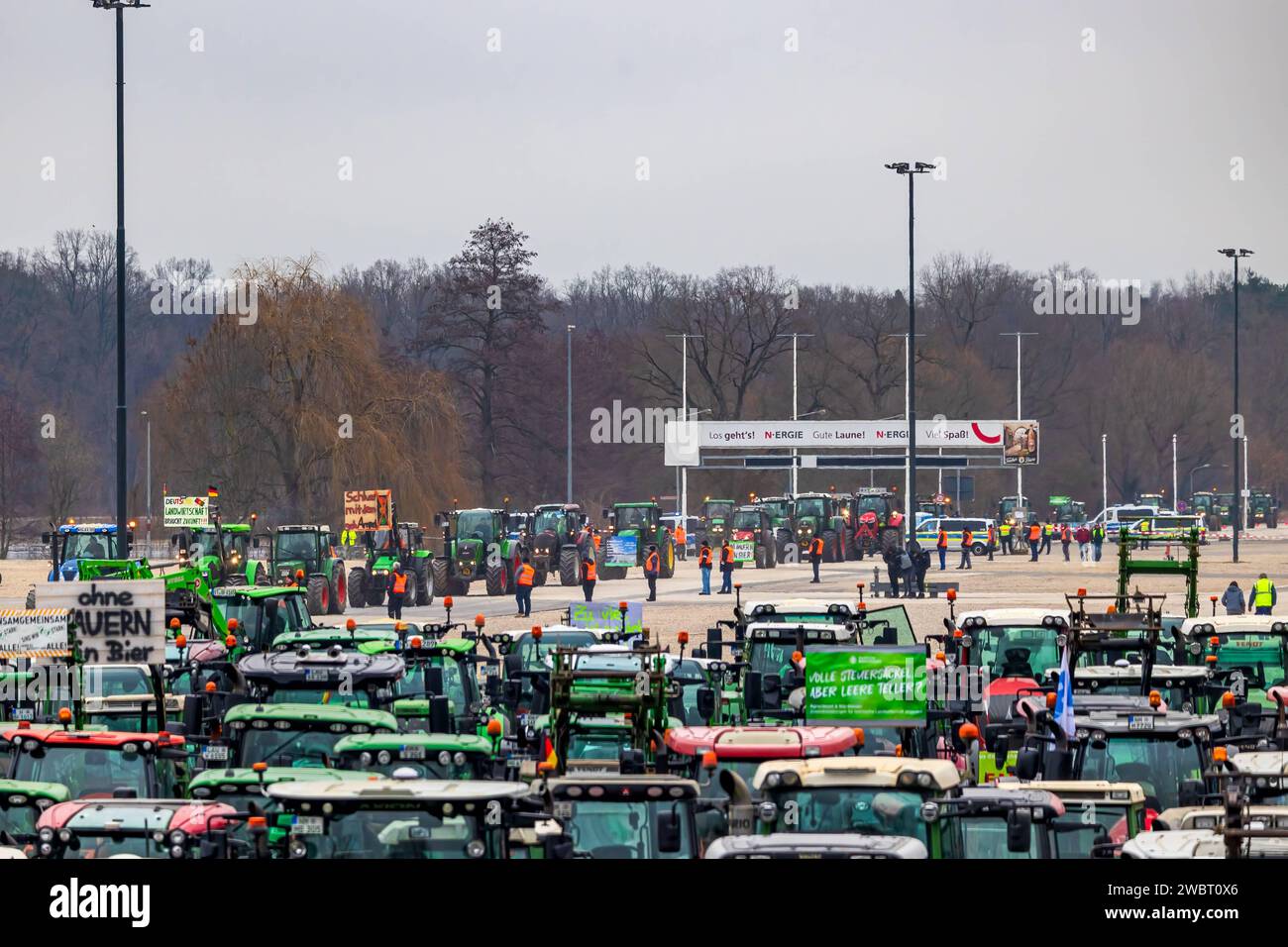 Bauerncontest und Sternfahrt in Nürnberg am 12.01.2024 Zufahrt über die Große Straße auf das Demonstrationgelände des Bayerischen Bauernverbandes vor der Kongresshalle auf dem Reichparteitagsgelände. Nürnberg Bayern Deutschland *** manifestation et rassemblement des agriculteurs à Nuremberg le 12 01 2024 accès via Große Straße à la zone de manifestation de l'Association des agriculteurs bavarois devant la salle des congrès sur le terrain de rassemblement du Parti Reich Nuremberg Bavière Allemagne 20240112-6V2A8686-bearbeitet Banque D'Images