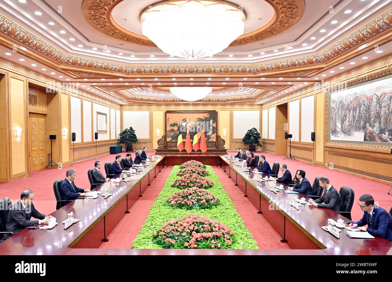 Pékin, Chine. 12 janvier 2024. Le président chinois Xi Jinping rencontre le Premier ministre du Royaume de Belgique Alexander de Croo au Grand Hall du peuple à Pékin, capitale de la Chine, le 12 janvier 2024. Crédit : Yin Bogu/Xinhua/Alamy Live News Banque D'Images