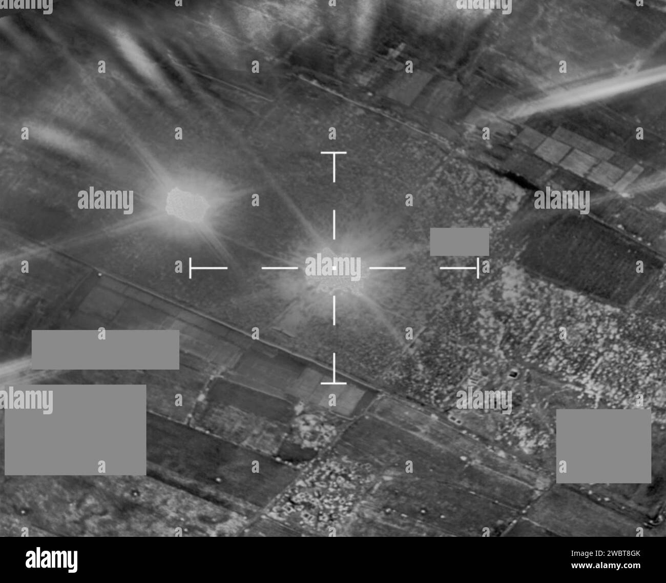 Images prises lors d'un typhon de la RAF au-dessus du Yémen le jeudi 11 janvier 2024, montrant une attaque ciblée contre des cibles militaires houthistes. Les rebelles houthis ciblent des navires marchands dans la mer Rouge et le golfe d’Aden avec des missiles et des drones, mettant des vies en danger, menaçant l’économie mondiale et déstabilisant la région. Le 9 janvier, le HMS Diamond, avec des navires de guerre américains, repoussa avec succès la plus grande attaque des Houthis soutenus par l'Iran dans la mer Rouge à ce jour. Les attaques Houthis en mer Rouge ont augmenté de 500 % entre novembre et décembre. La menace est devenue si grande Banque D'Images