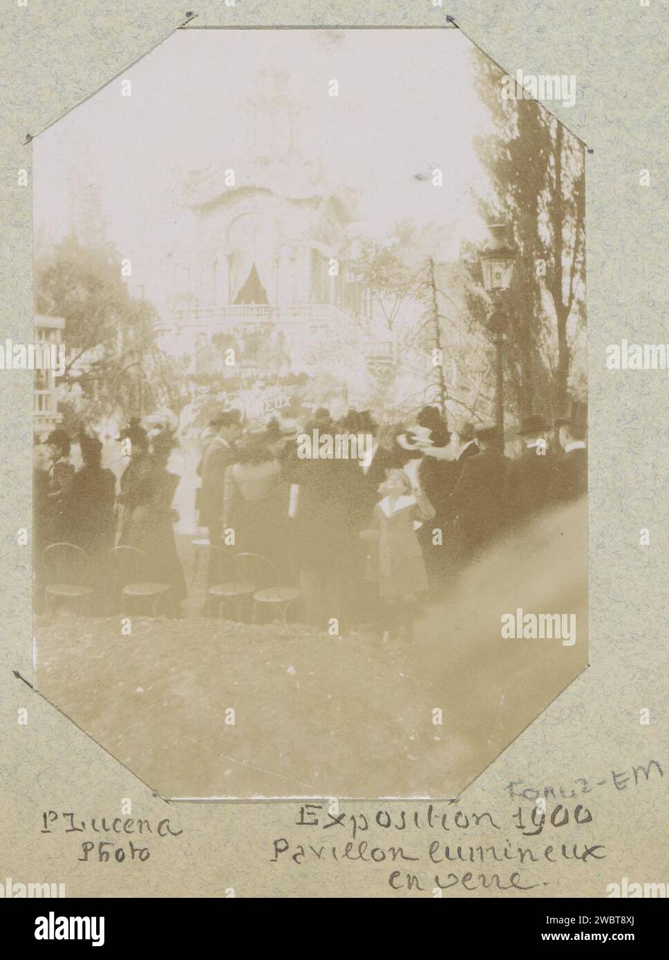 Visiteurs de l'exposition universelle de 1900 pour un pavillon de verre illuminé à Paris, 1900 photographie partie de l'album d'un amateur français avec des photos de France, d'Algérie, de Palmyre, de l'exposition universelle de 1900 et du français bien connu. Papier de Paris. palais de soutien photographique. Exposition universelle, exposition universelle Paris Banque D'Images